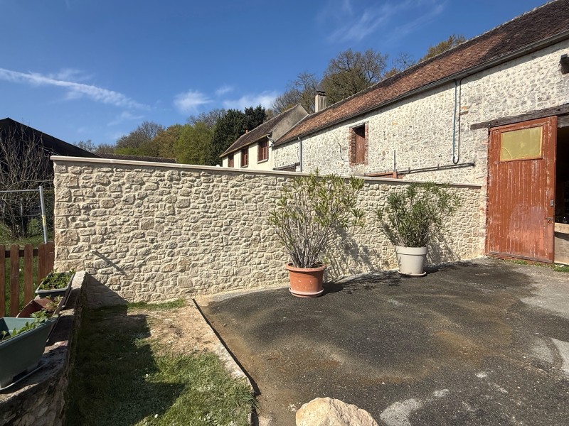 Mur de clôture en enduit imitation pierre