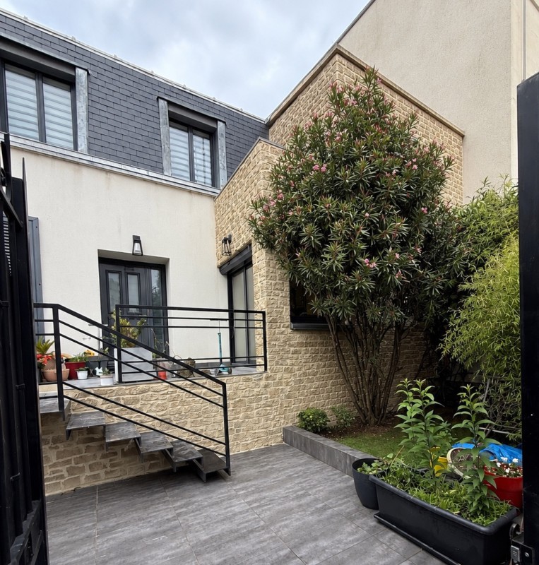 Rénovation de façade en enduit imitation pierre réalisée à Asnières-sur-Seine 92600 par MTG création. 