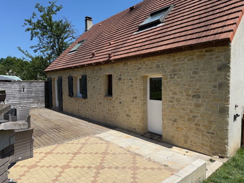 Façade de maison ancienne rénovée en enduit imitation pierre sculpté par MTG création à Moigny-sur-École 91490 proche Étampes, avec un rendu authentique inspiré de la pierre naturelle.