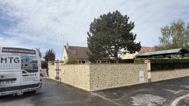 Rénovation mur de clôture en enduit aspect pierres